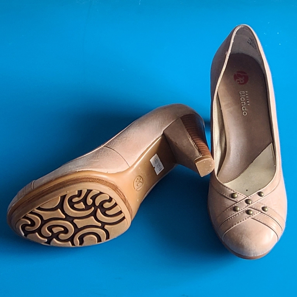 BLONDO Tan Heels